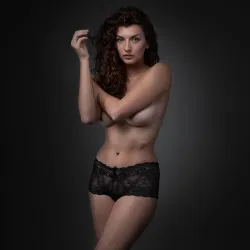 Underneath - Mila Kanten Short Met Open Kruisje