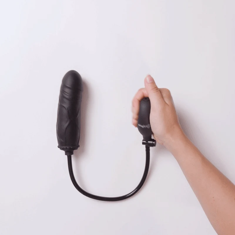 Opblaasbare dildo met handpomp, uitzettende top en instelbare maat in zwart
