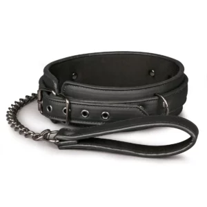 Stijlvolle BDSM accessoires voor beginners op een donkere achtergrond