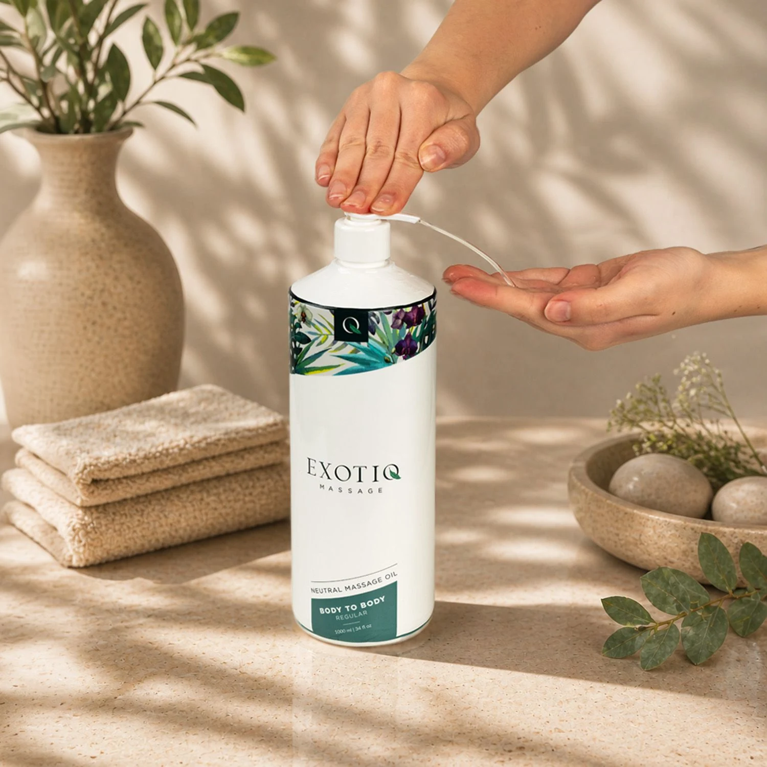Exotiq Body To Body Oil 1L, dikker dan standaard gels