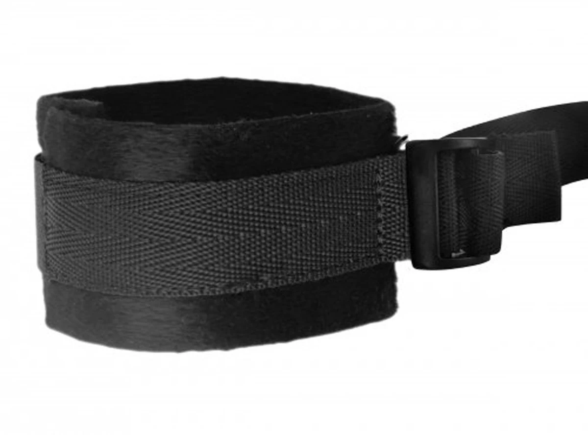Frisky Hold Me bed bondage set zwart met verstelbare banden en manchetten