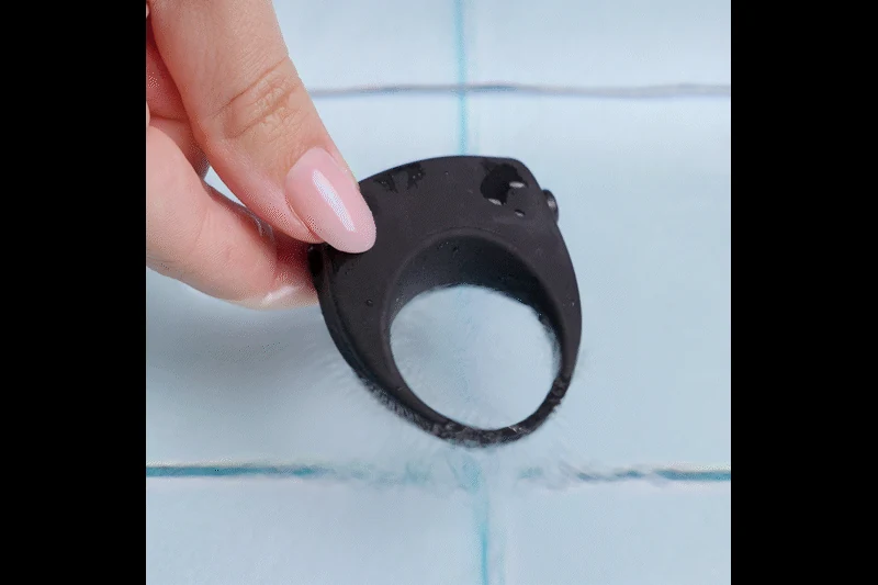 Zwarte cockring met mini bullet, zacht en rekbaar siliconen