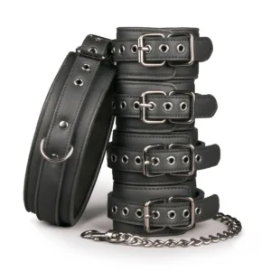 Zwarte bondage accessoires op een stijlvolle donkere ondergrond